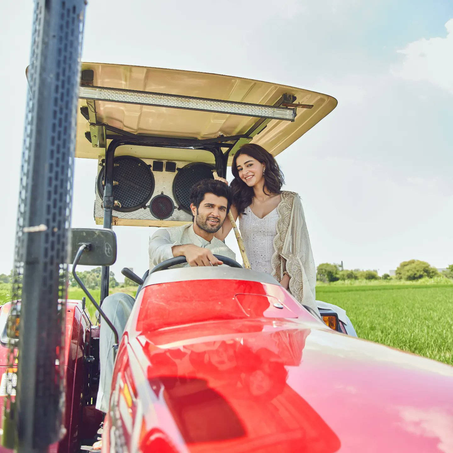 Vijay Devarakonda Ananya Panday Tractor Background