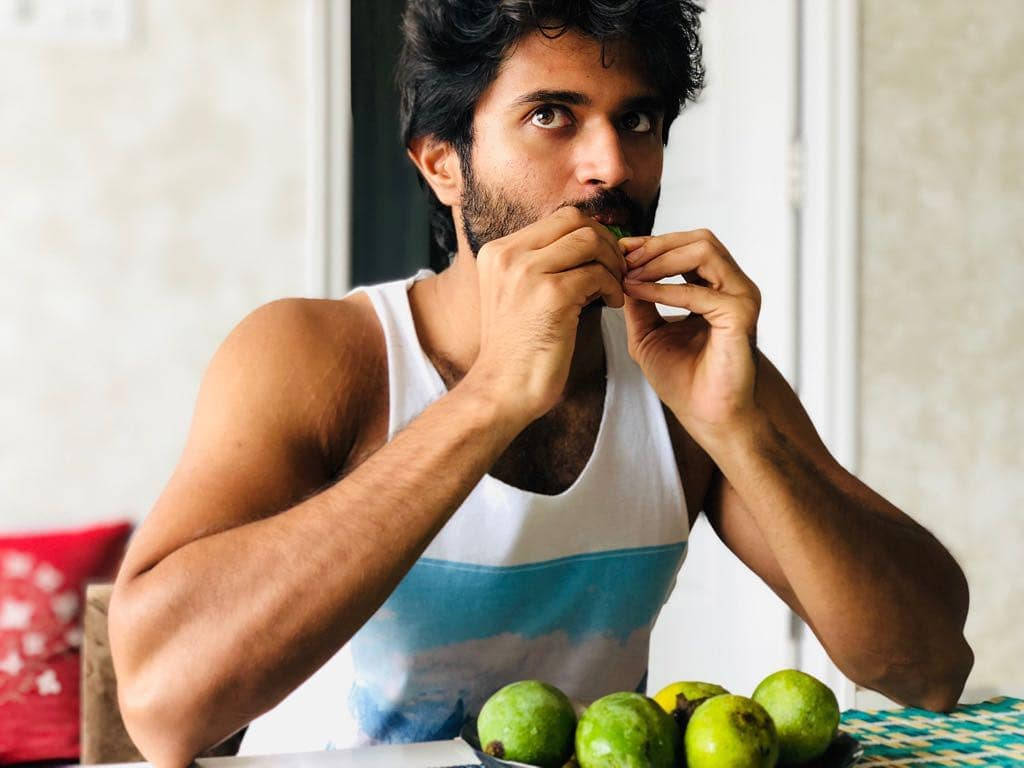 Vijay Deverakonda Eating Guava 4k Background