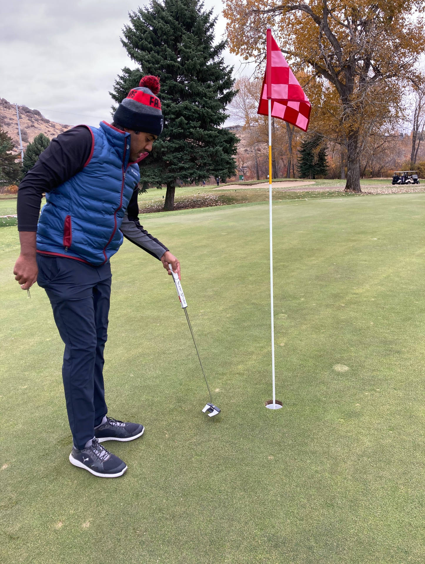 Vijay Singh Fixing Divot Background