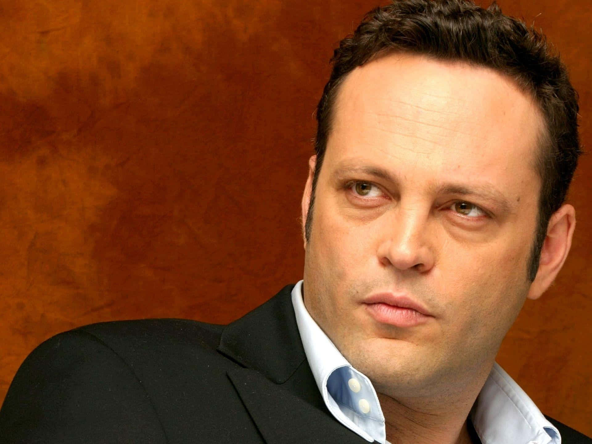 Vince Vaughn Smiling At The Red Carpet Background