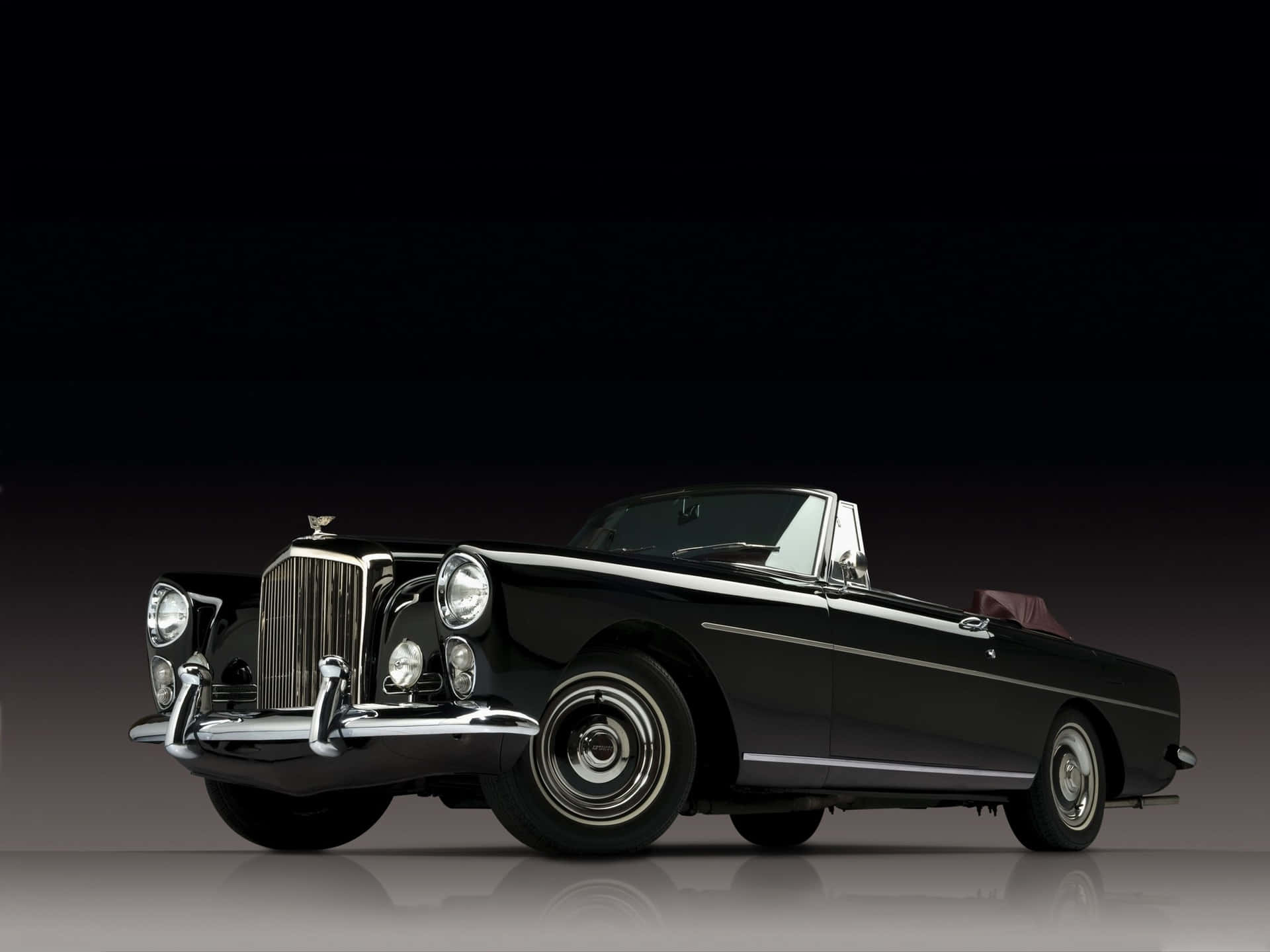 Vintage Bentley Awaits – Stunning Classic Car Background