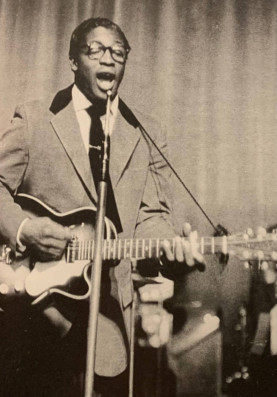 Vintage Bo Diddley Singing Background