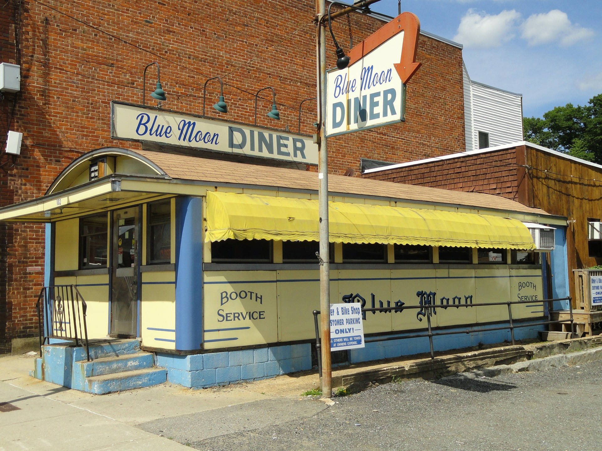 Vintage Diner In Massachusetts Background