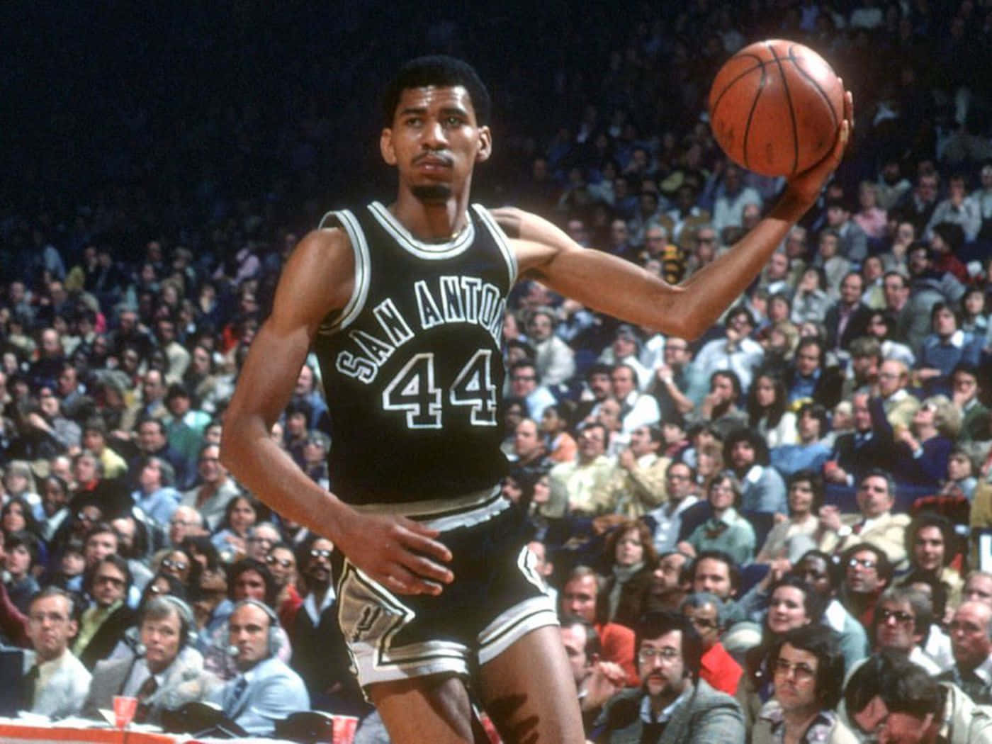 Vintage George Gervin Basketball Game Background