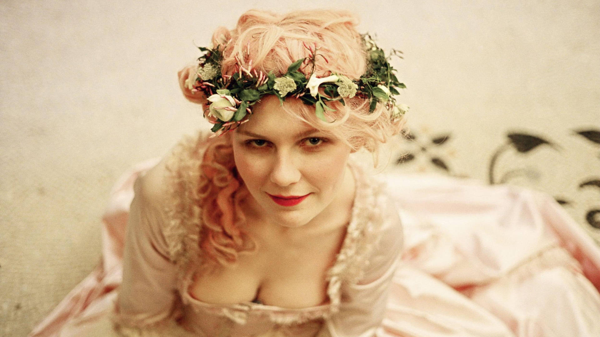 Vintage Kirsten Dunst Background