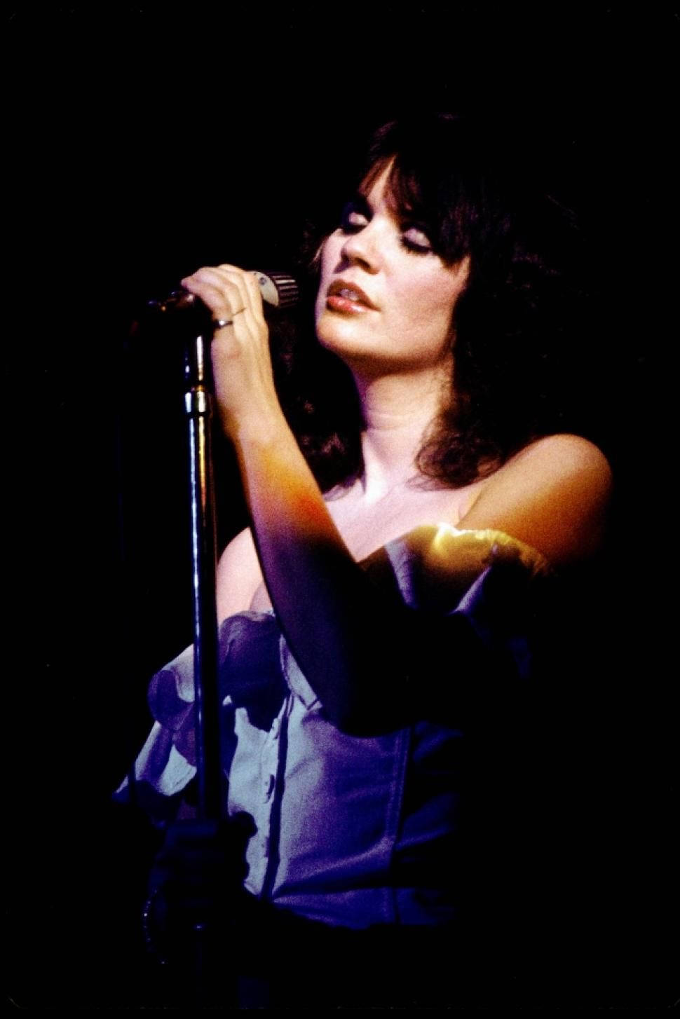 Vintage Singer Linda Ronstadt Background