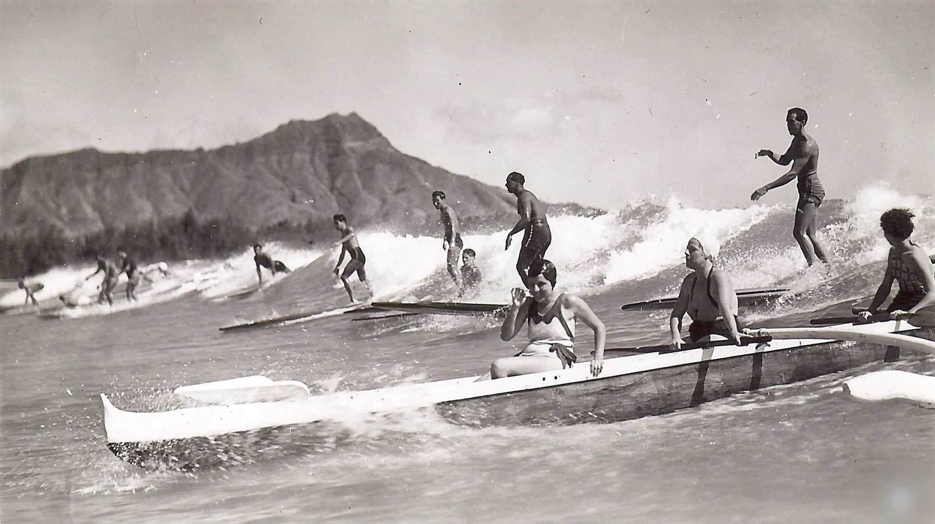 Vintage Surf Session In Waikiki Honolulu Hawaii Background