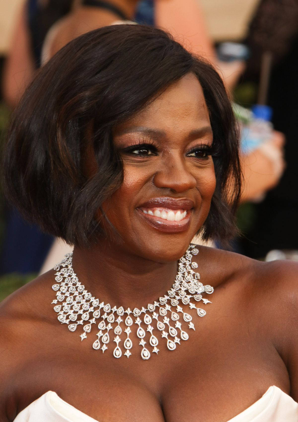 Viola Davis Stuns In A Chic White Outfit Background