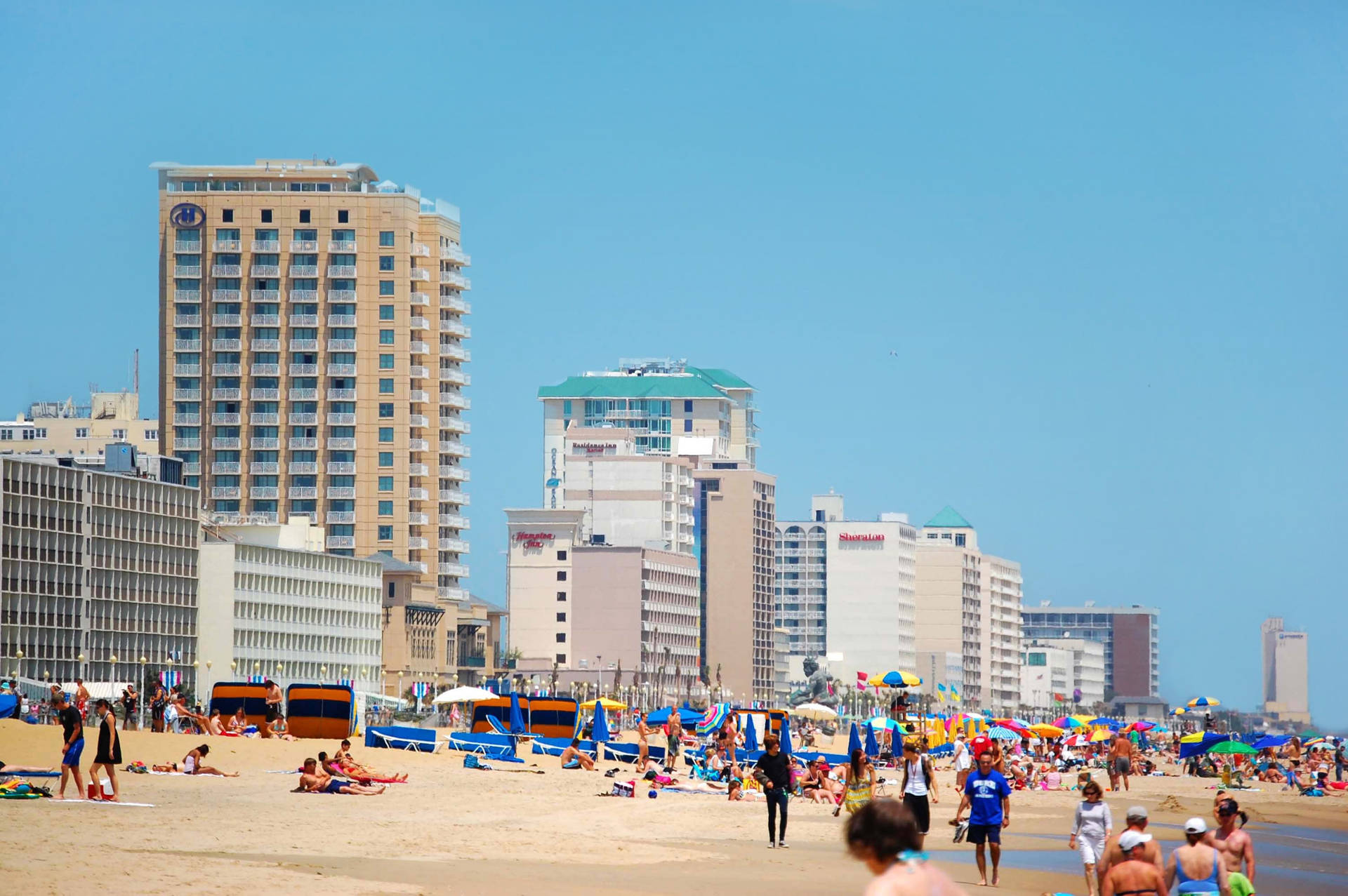 Virginia Beach Filled With People Background