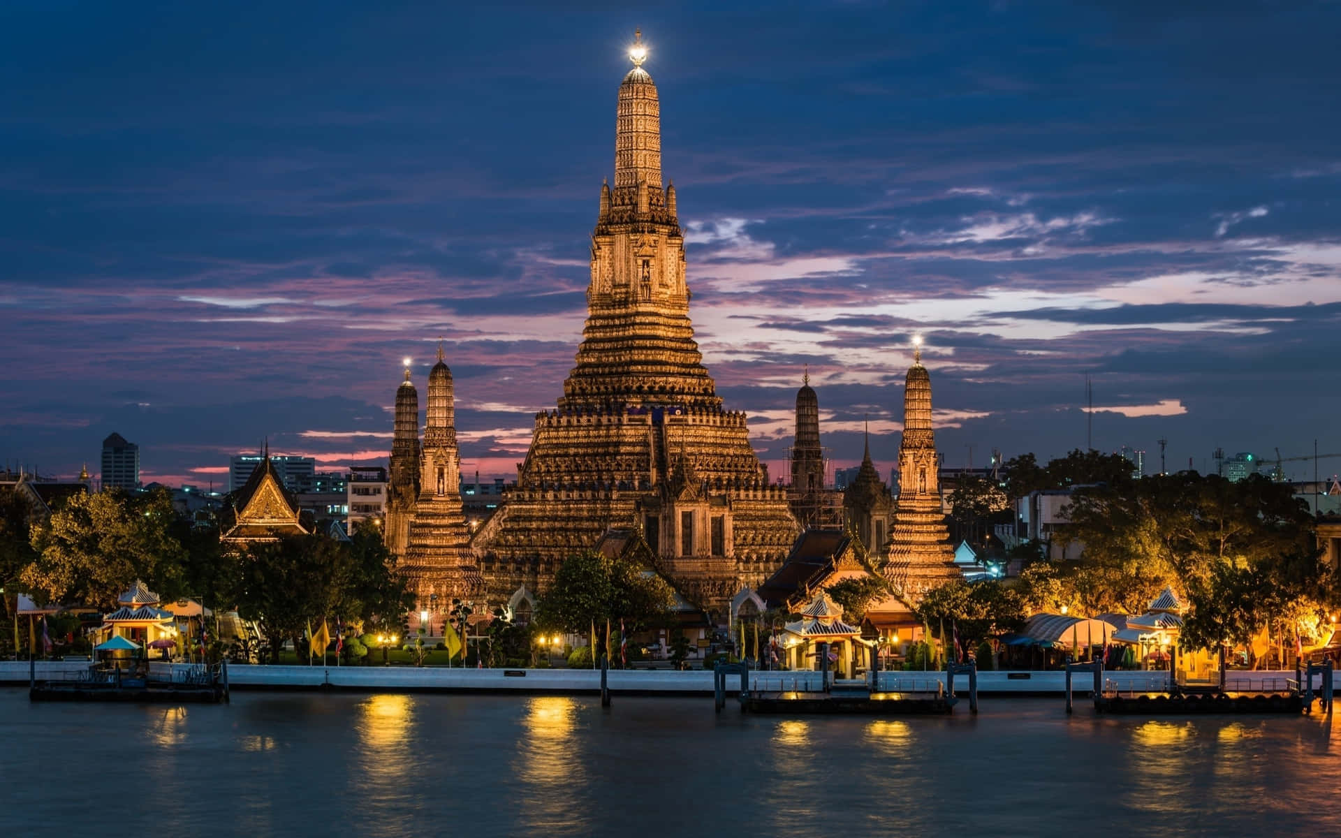Visit Wat Arun At Night