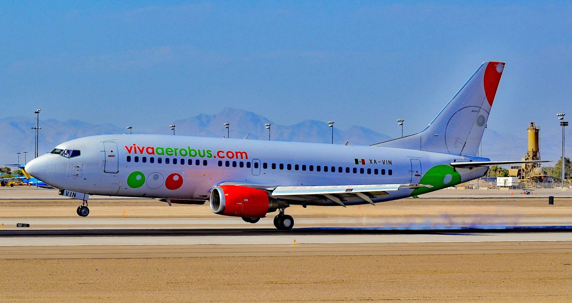 Viva Aerobus At Airport Mountain View Background