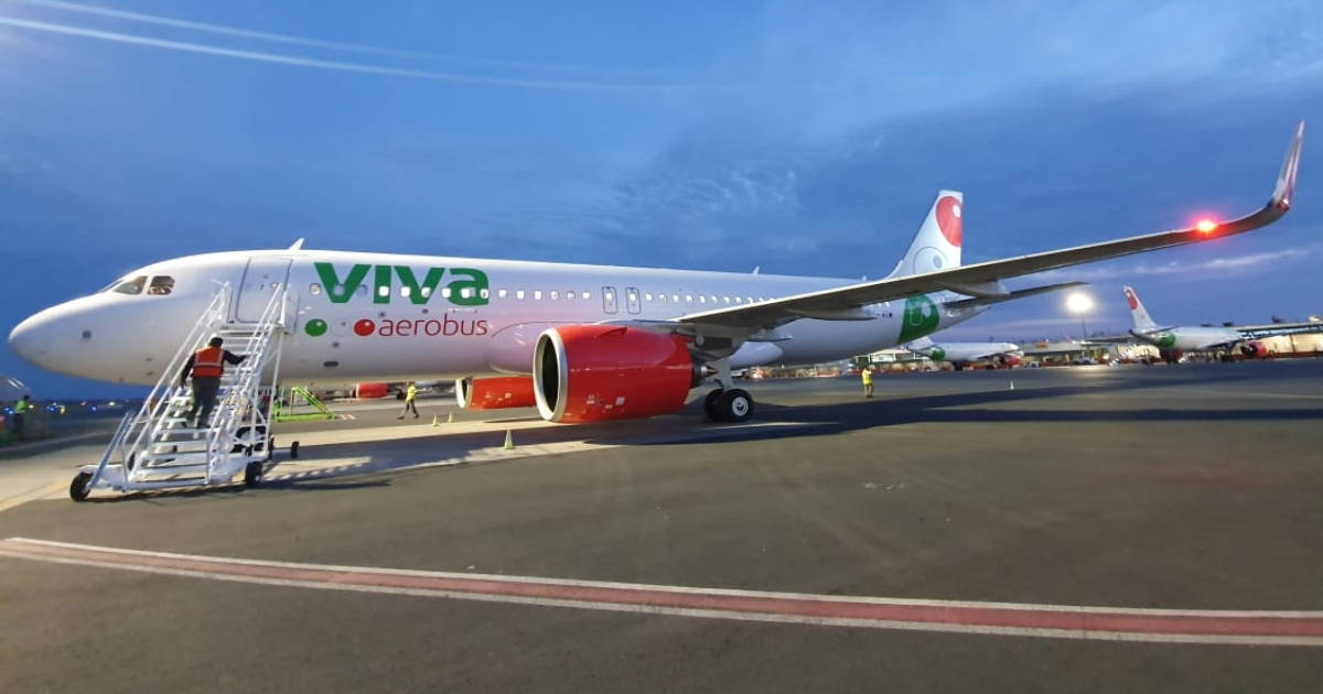 Viva Aerobus Under Night Sky With Stairs