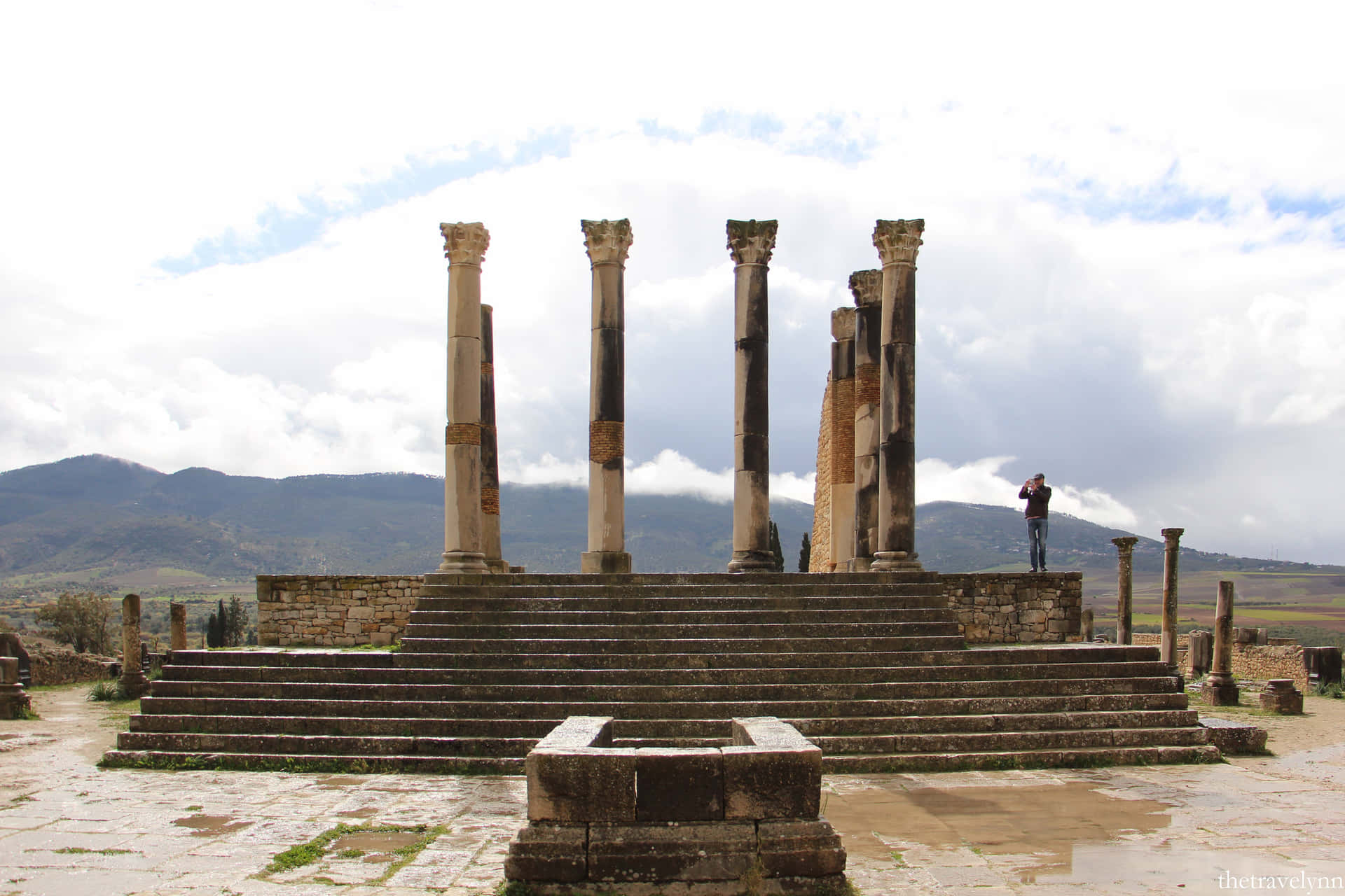Volubilis Pedestal Base Background