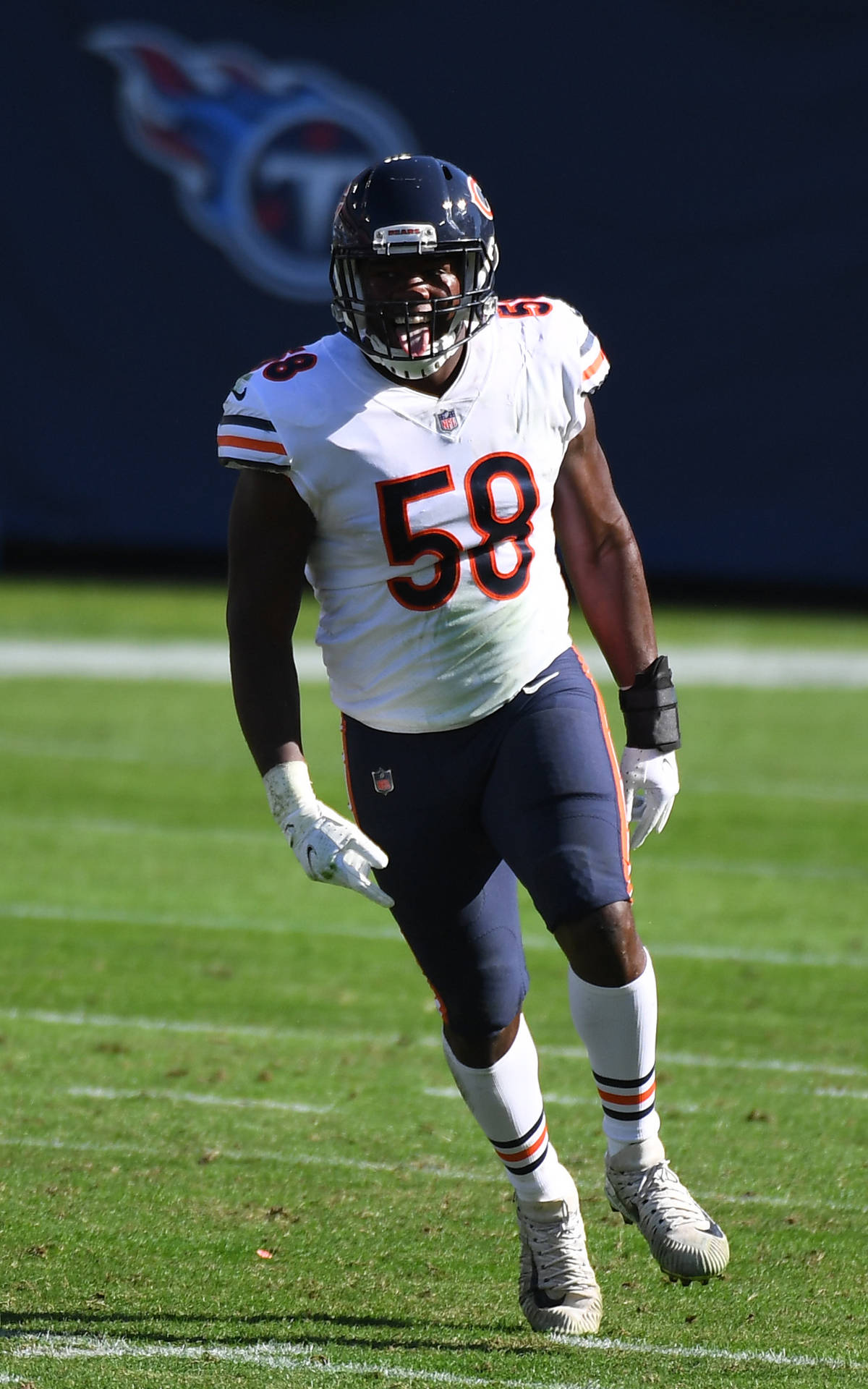 Walking Chicago Bears Roquan Smith Background