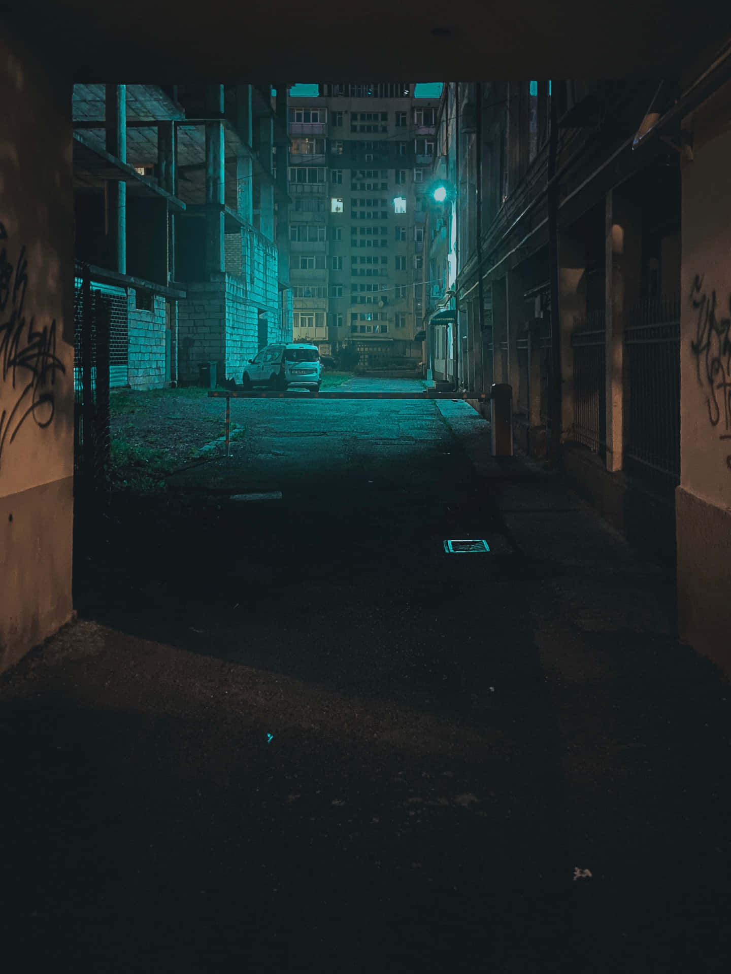 Walking Through A Challeging City Alleyway Background