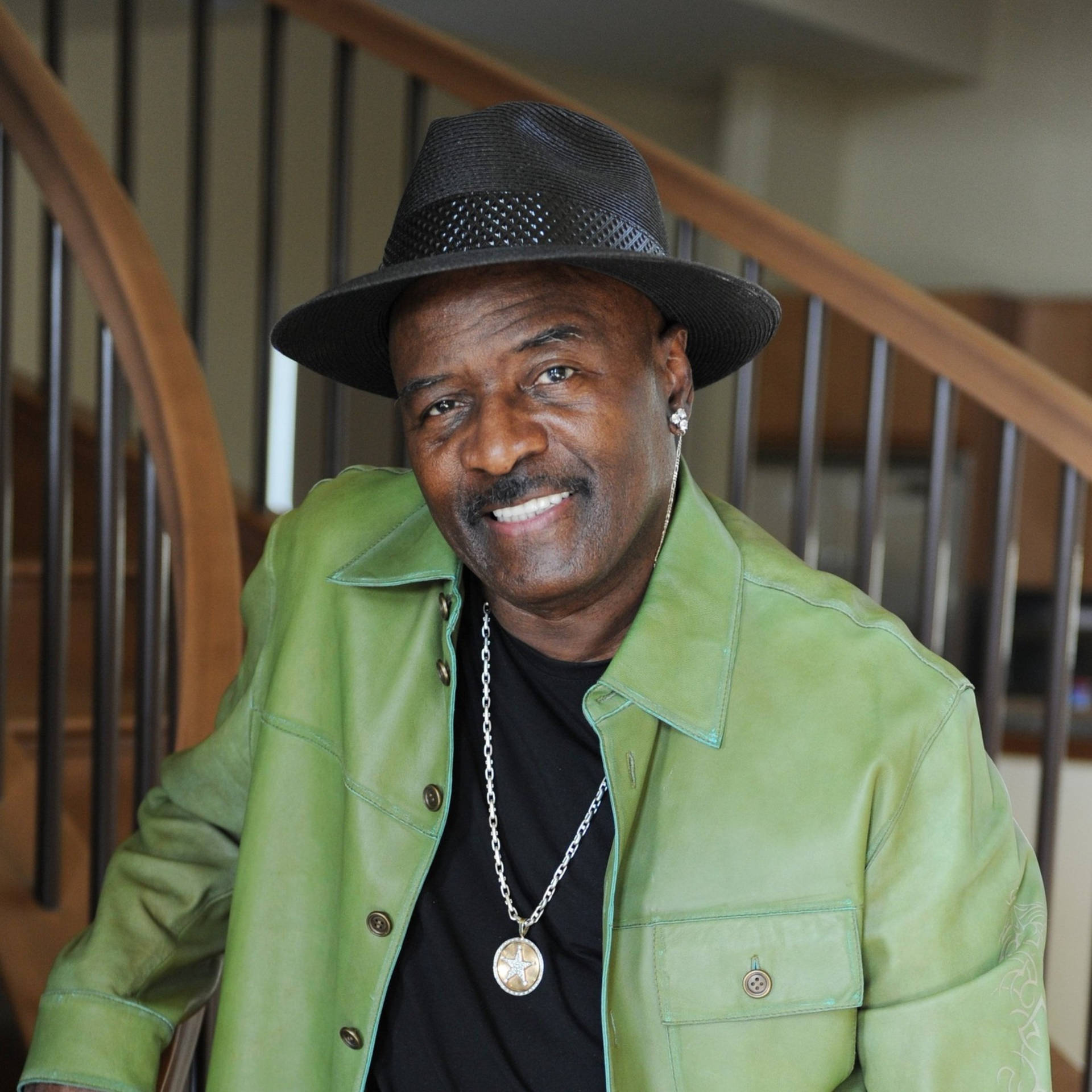 Walter Williams Of O’jays In Concert Background