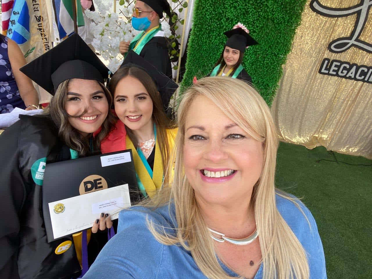 Wanda Vázquez Garced Selfie With Graduate Students Background