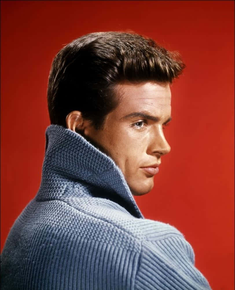Warren Beatty In Classic Hollywood Pose Background