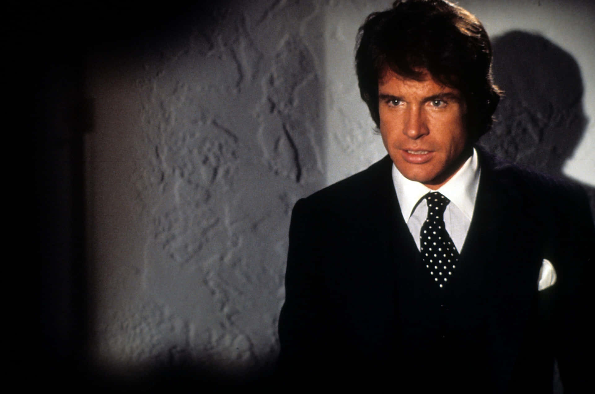 Warren Beatty Posing During A Photoshoot Background