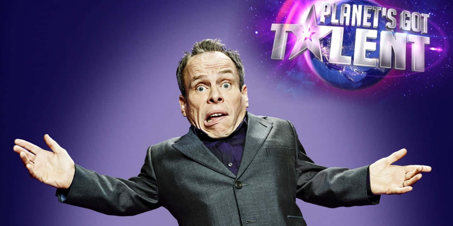Warwick Davis Posing At A Celebrity Event Background