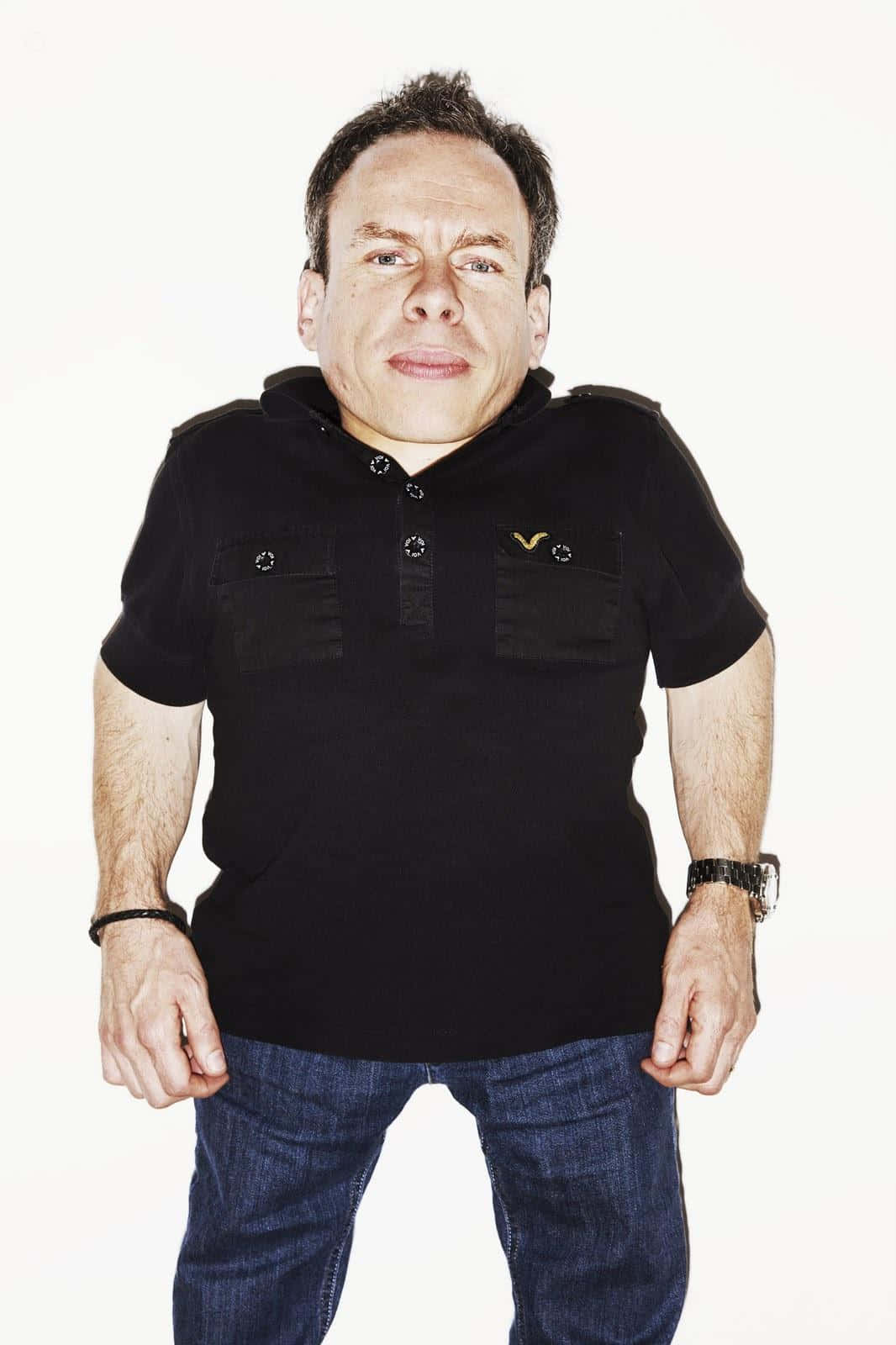 Warwick Davis Posing At An Event Background