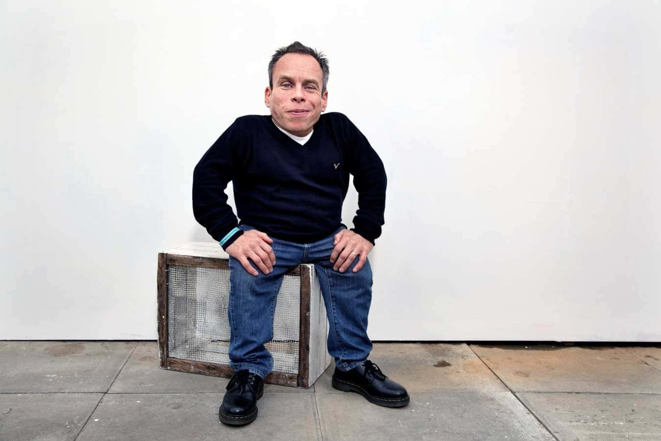 Warwick Davis Posing For A Photoshoot Background