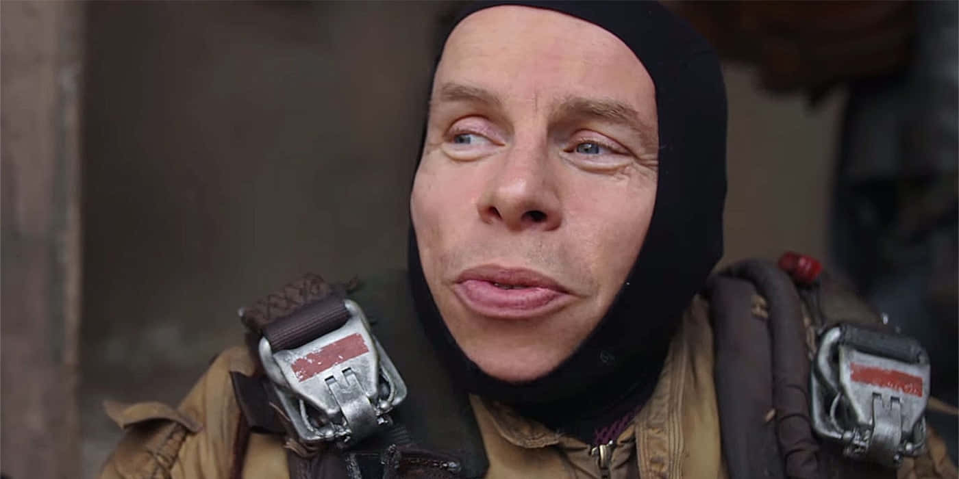 Warwick Davis Posing For A Professional Photoshoot Background