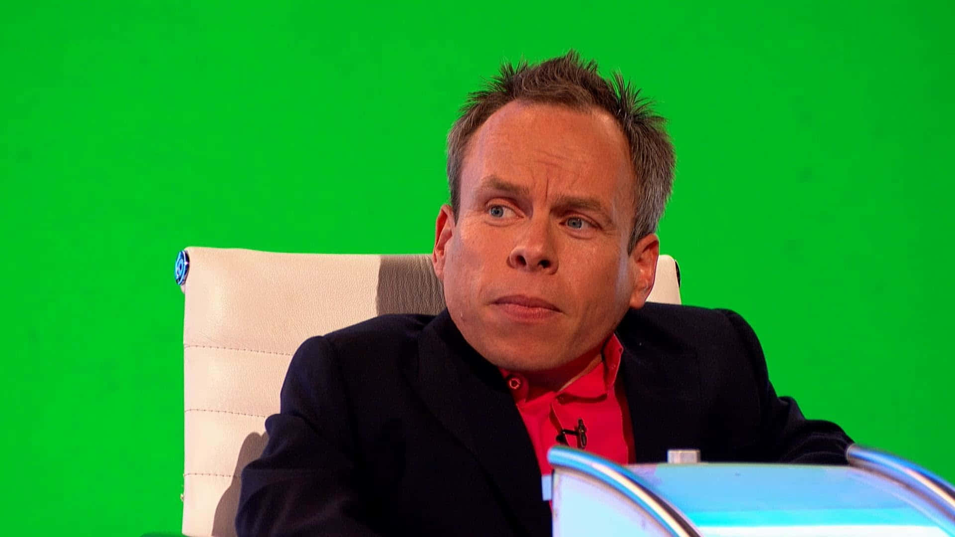Warwick Davis Posing With His Hands Folded Background