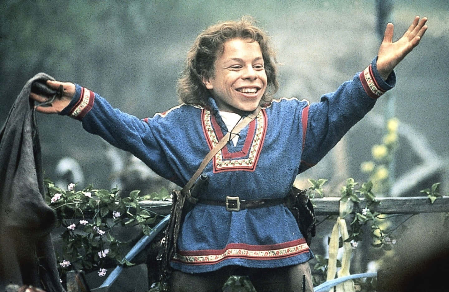 Warwick Davis Smiling At An Event Background