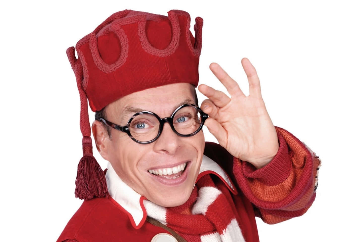 Warwick Davis Smiling During An Event Background