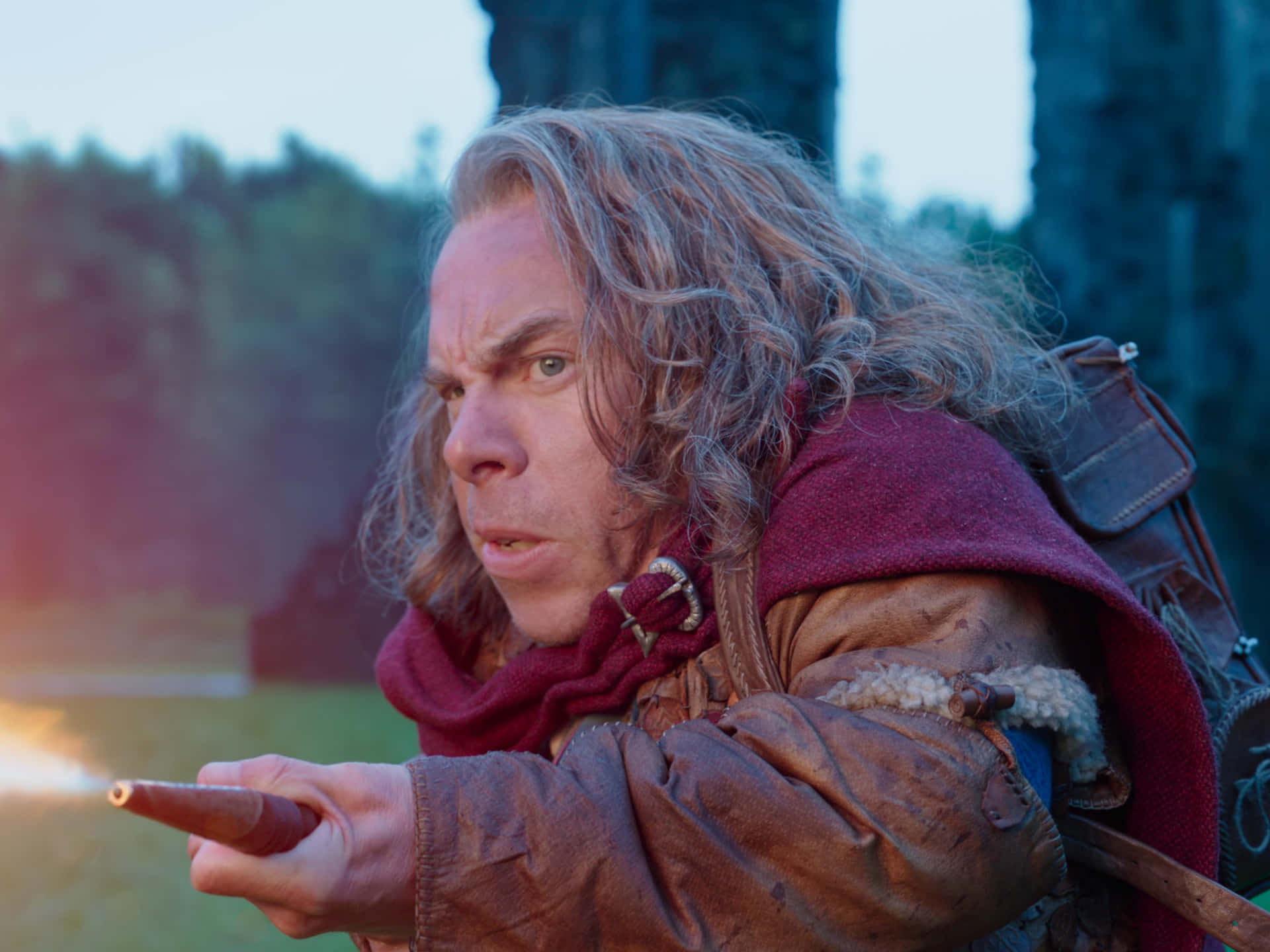 Warwick Davis Smiling In A Casual Outfit Background