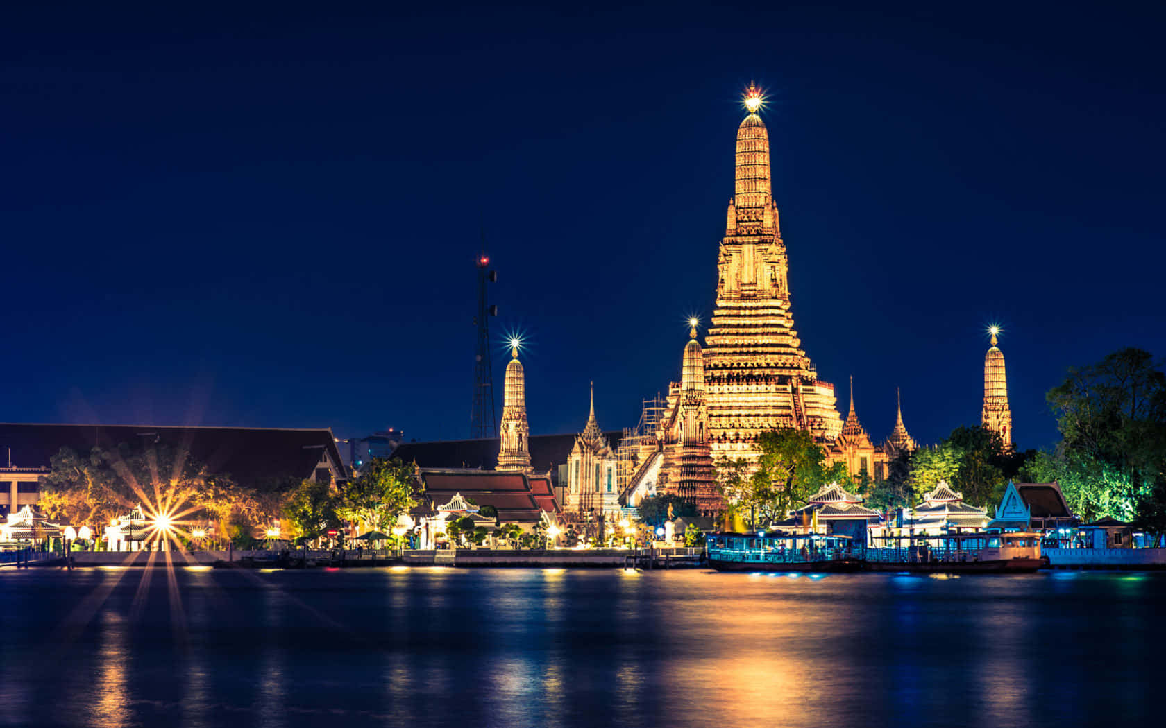Wat Arun Acorss The River At Night Background