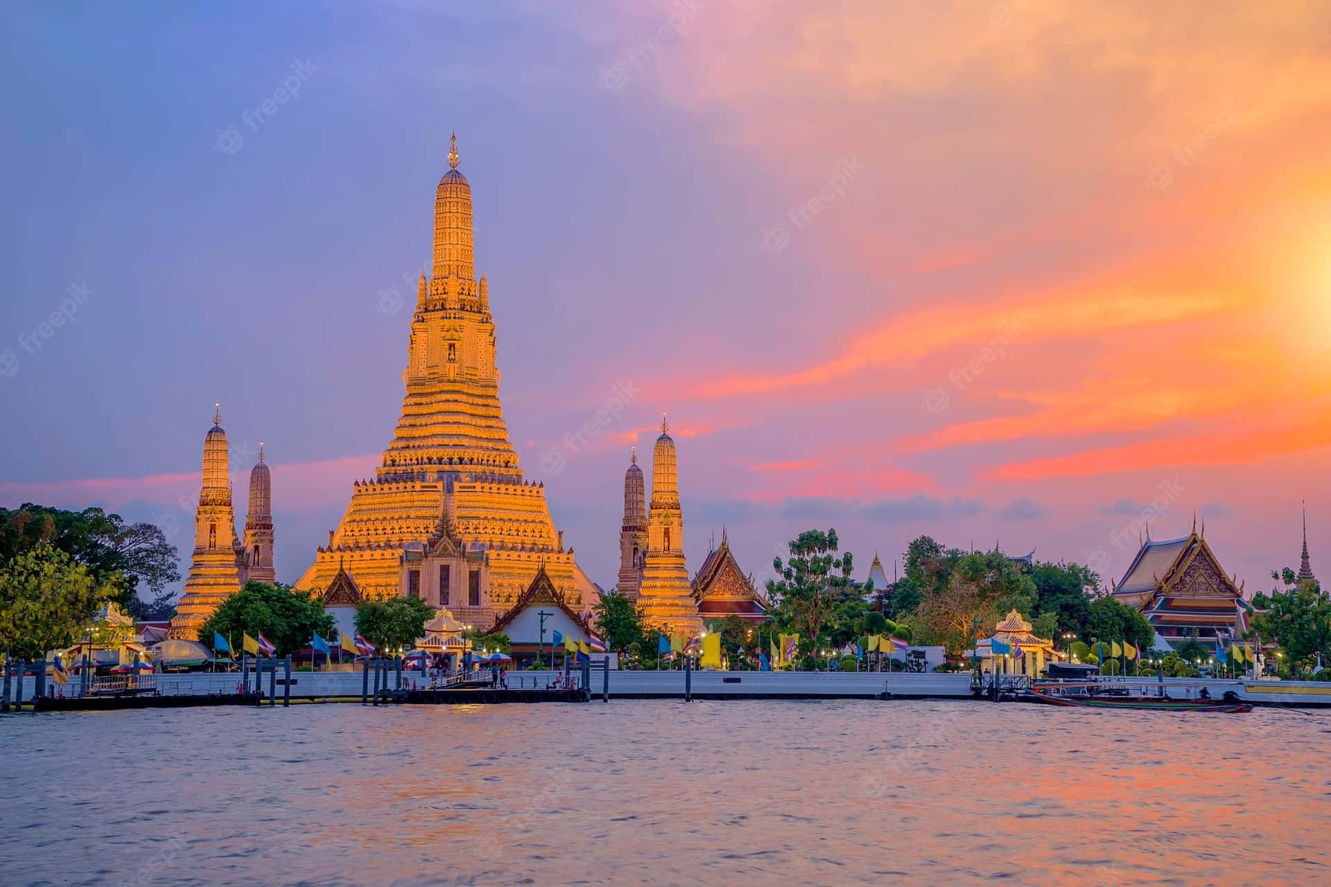 Wat Arun Illumnated By The Sun Background