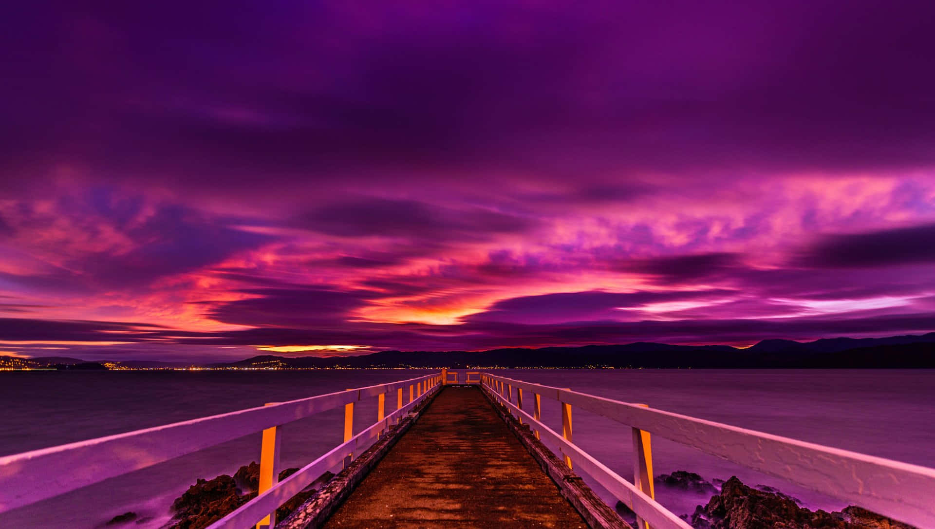 Watch The Perfect Blues And Purples Come Together In This Beautiful Sunset. Background