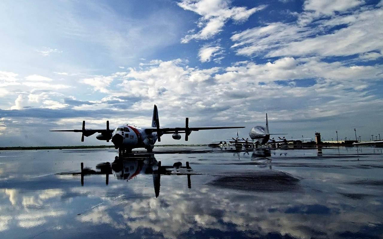 Water Reflection Of Airplane 4k Background