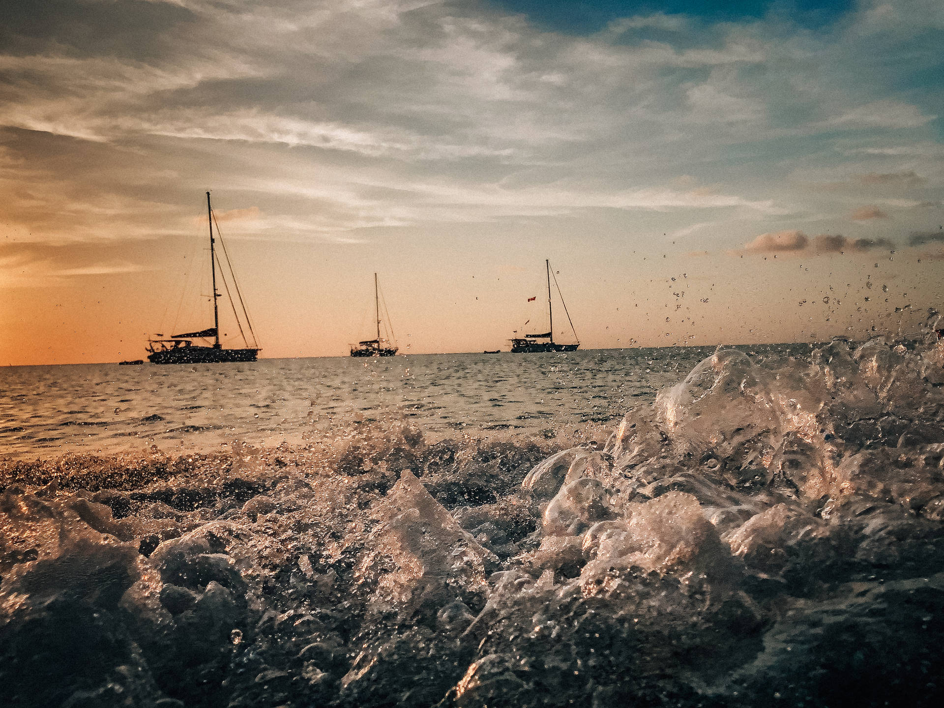 Waves And Ships In Honduras Background