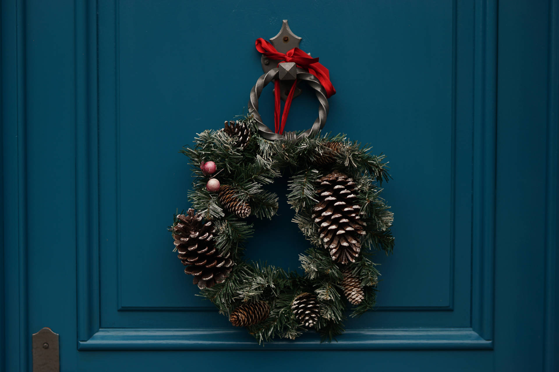 Welcome Guests To Your Winter Wonderland With This Festive Christmas Wreath. Background