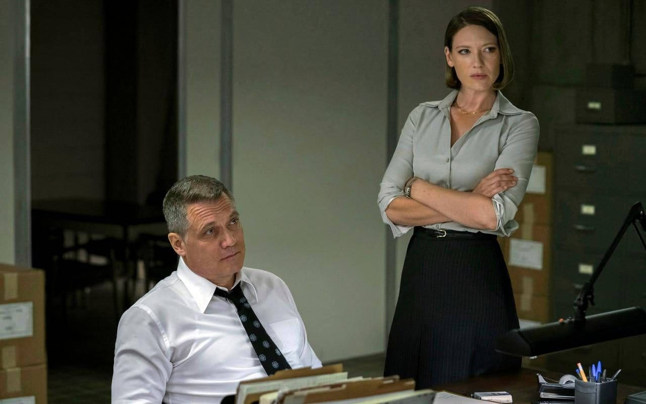 Wendy Carr And Bill Tench In Netflix Mindhunter Background