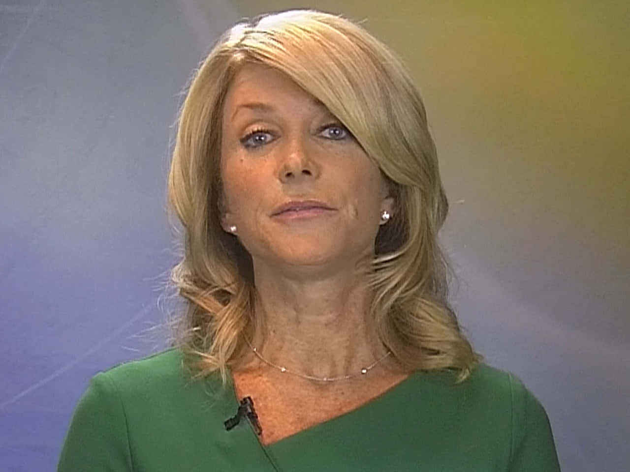 Wendy Davis Dazzling In A Green Dress Background