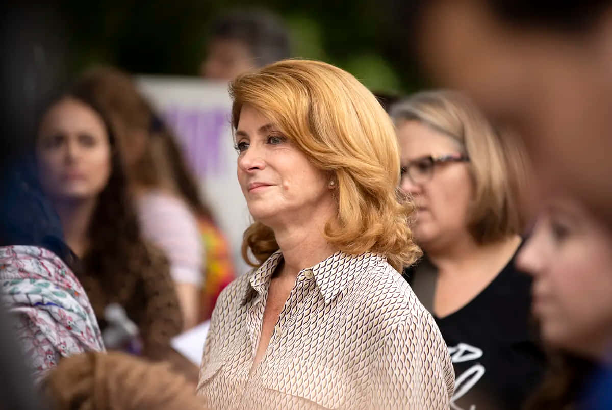 Wendy Davis In A Crowd Background