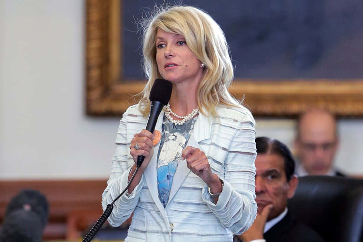 Wendy Davis Passionately Delivering A Speech At The Texas Senate Background