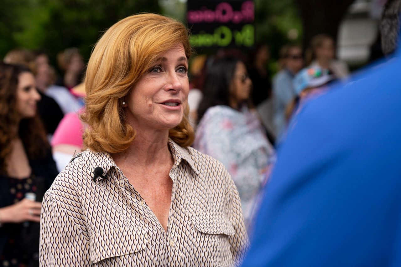 Wendy Davis Speaking With A Person Background