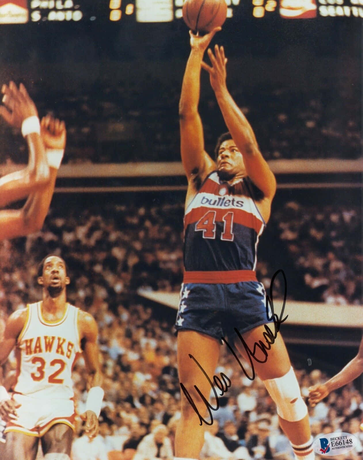 Wes Unseld Basketball Player Autograph Background