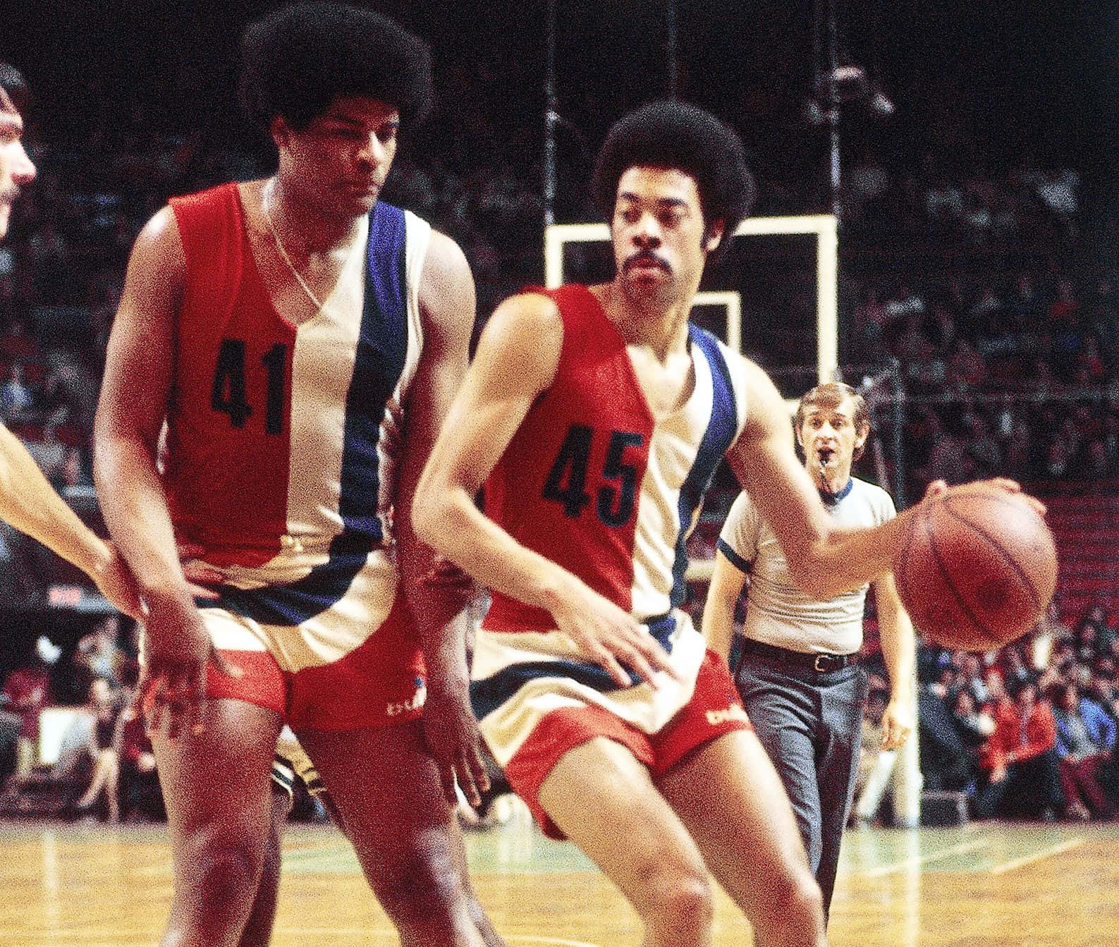 Wes Unseld Vintage Basketball Game Background