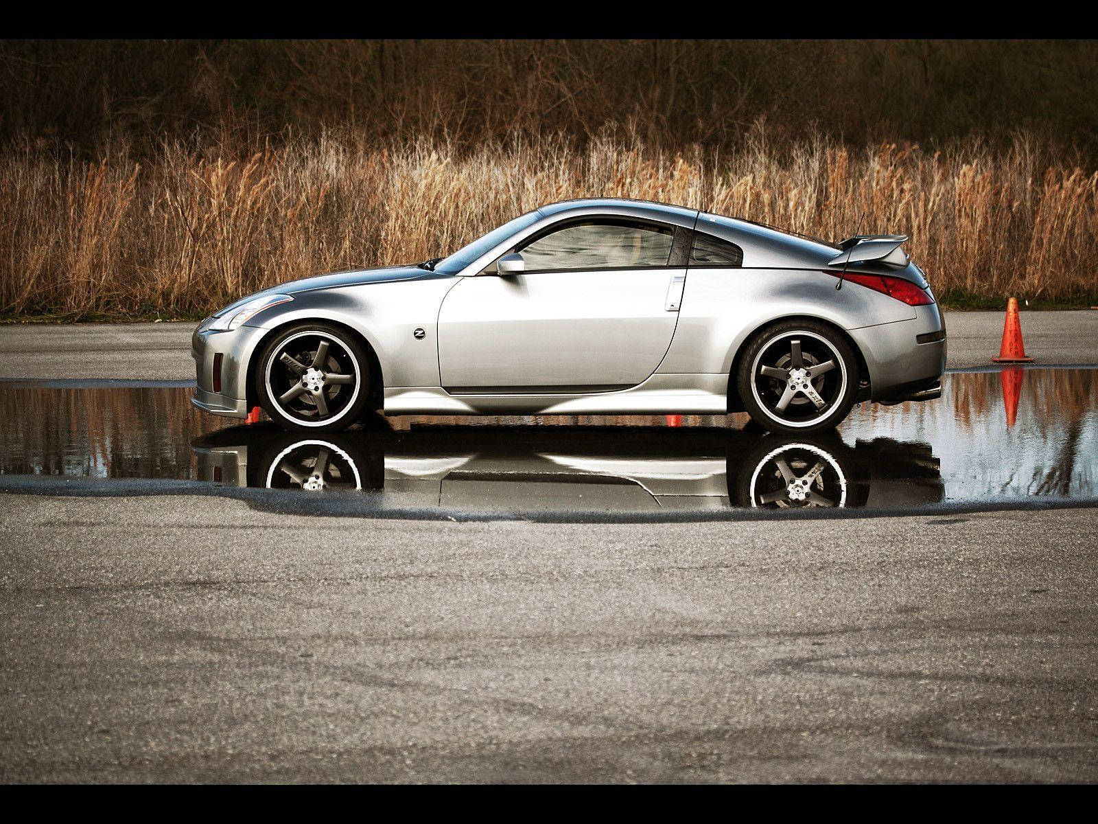 White Nissan 350z