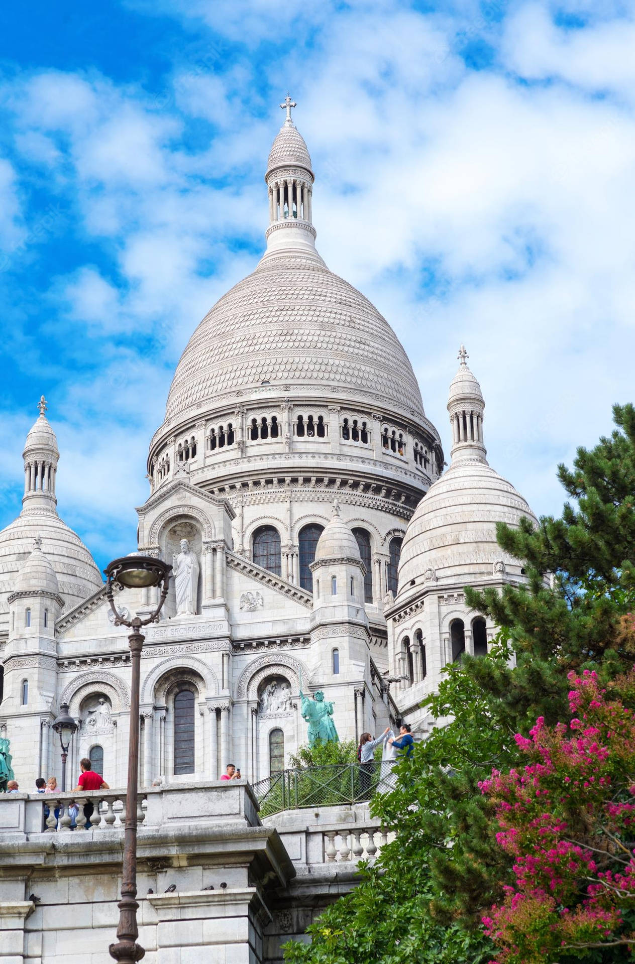 White Sacre Coeur Basilica In Paris Background