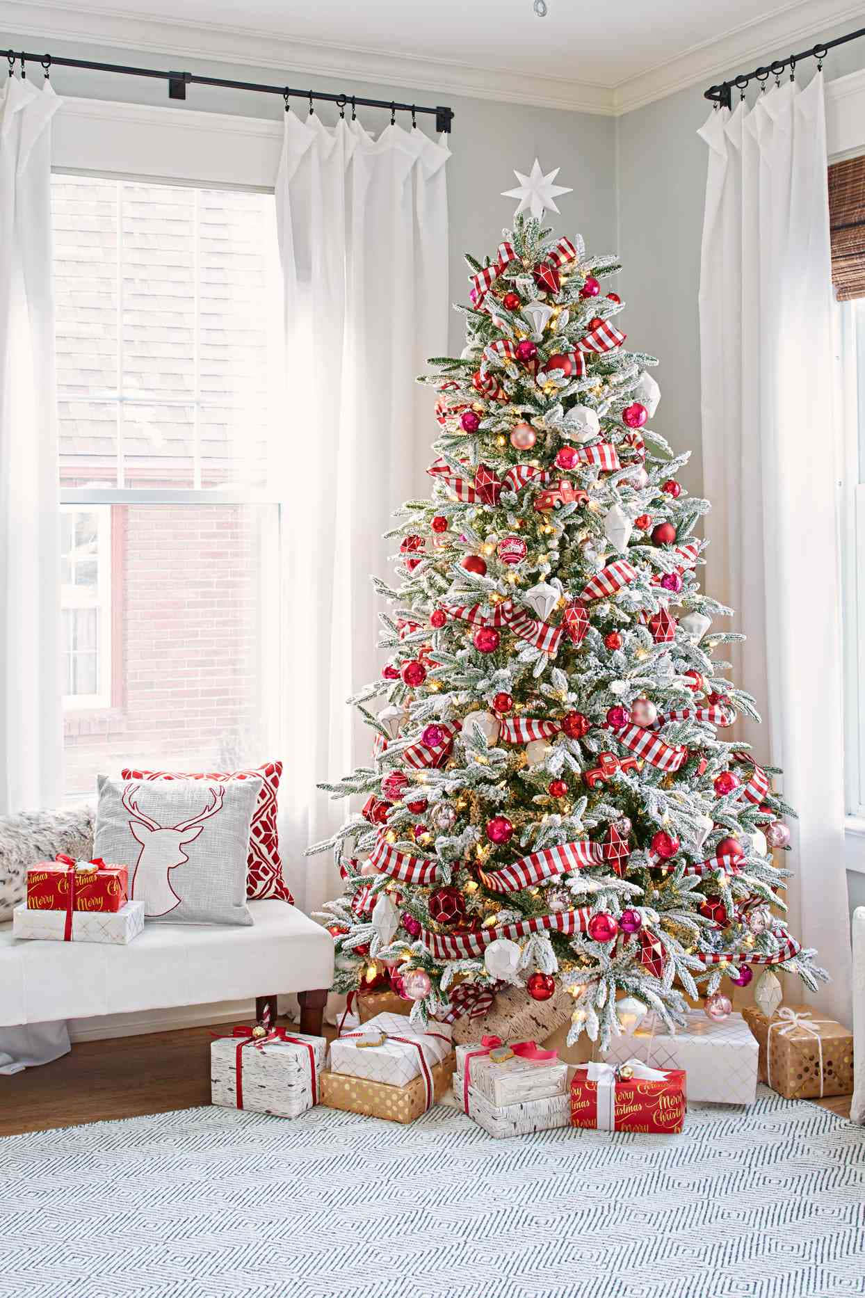 White Theme Simple Aesthetic Cute Christmas Tree Background