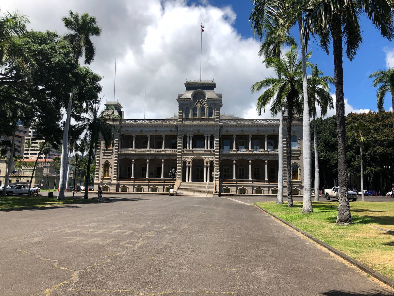 Wide Concrete Pathway To Iolani Palace Background