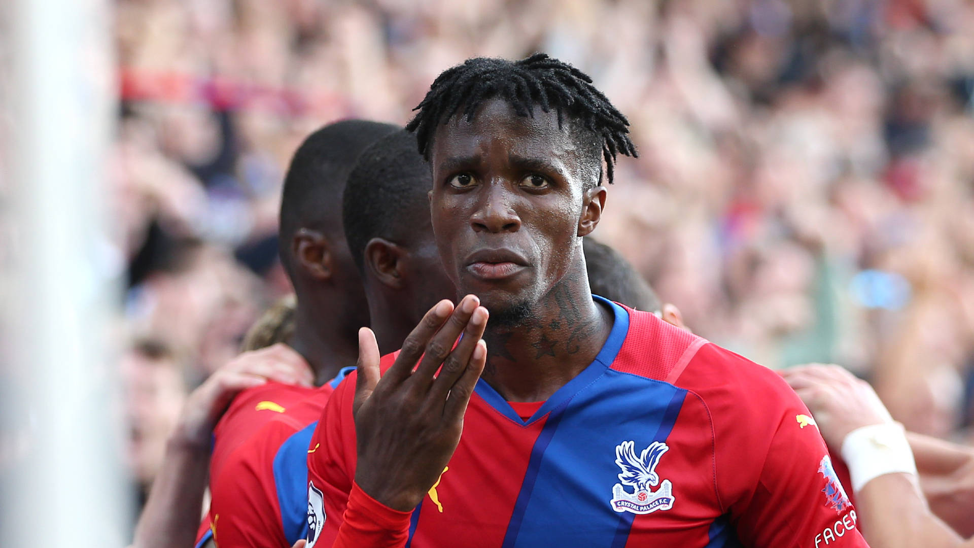 Wilfried Zaha With Teammates Behind Him Background