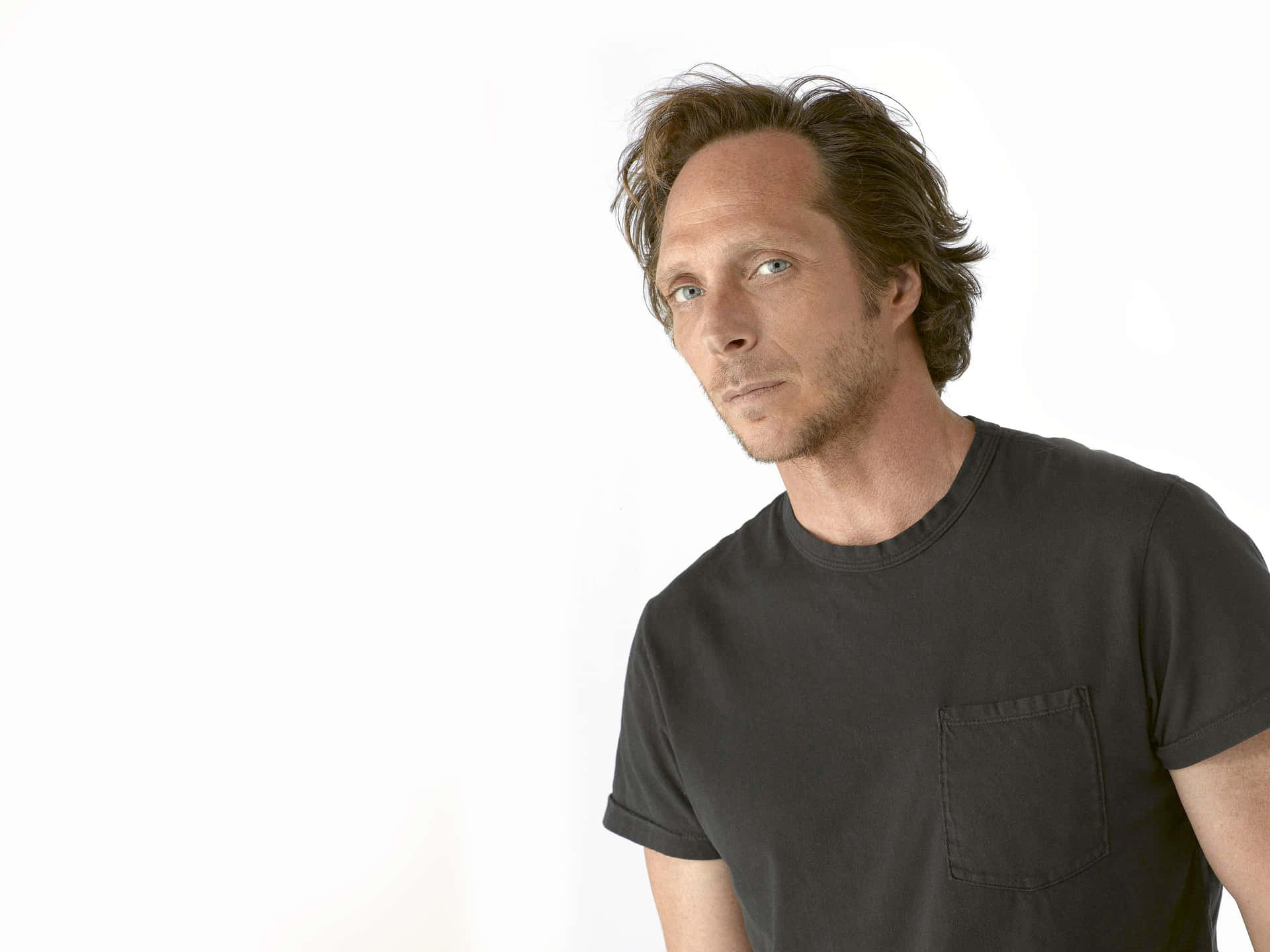 William Fichtner Posing For A Portrait Background